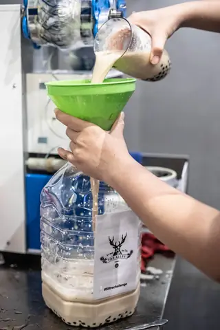 Trà Sữa Khổng Lồ 5 Lít: Mua Ở Đâu, Giá Bao Nhiêu, Combo Gì & Review Thử Thách