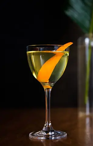 Alaska Cocktail: Lịch Sử, Công Thức Chuẩn & Bí Mật Tên Gọi Alaska Cocktail: Lịch Sử, Công Thức Chuẩn & Bí Mật Tên Gọi