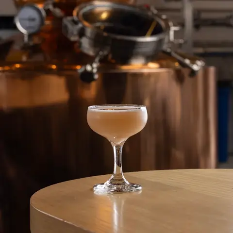 Cách Pha Army & Navy Cocktail: Công Thức Chuẩn Với Gin, Lemon, Orgeat Và Bitters