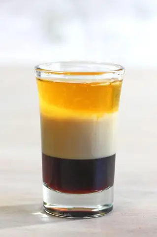 Cách Làm Cocktail B52 Chuẩn 3 Tầng Đẹp Mắt: Công Thức, Nguyên Liệu & Kỹ Thuật Pha Lớp