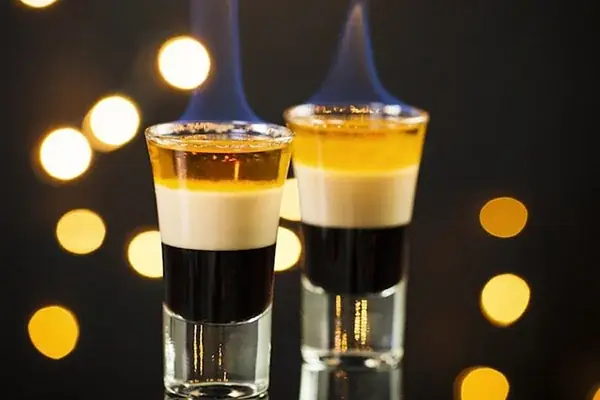 Hướng Dẫn Cách Uống Cocktail B52 Đúng Chuẩn: 3 Kiểu Phổ Biến, Kỹ Thuật Pha Tầng & Mẹo Thưởng Thức