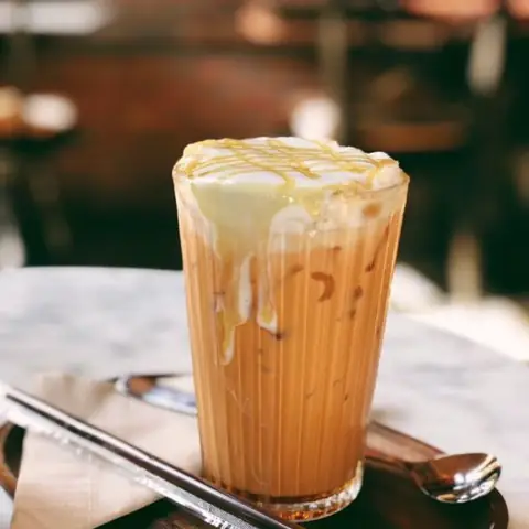 Cách Pha Trà Sữa Thái Đỏ Ngon Chuẩn Vị Barista: Công Thức Chi Tiết, Tỷ Lệ Vàng & Mẹo Ủ Trà Đúng Cách