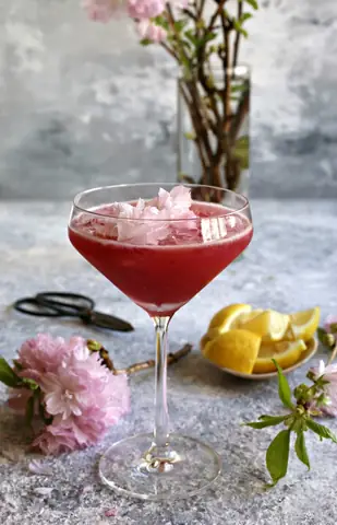 How To Make A Cherry Blossom Cocktail: 5 Best Recipes & Variations For Spring