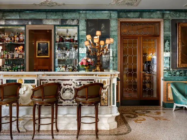 Khám Phá Những Quán Cocktail Tốt Nhất Tại Venice: Hướng Dẫn Quán Lịch Sử, Rooftop & Địa Điểm Yêu Thích Của Người Địa Phương