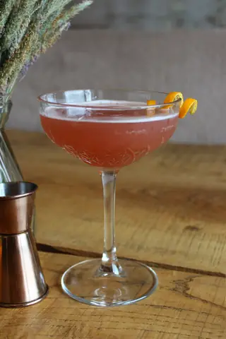 Cách Pha Chế Cocktail Charlie Chaplin: Công Thức Chuẩn Từ Bar Kinh Điển