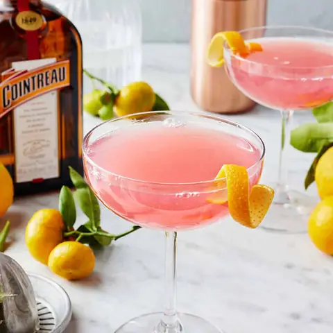 Công Thức Pha Cocktail Cosmopolitan Chuẩn Iba: Cách Làm Chi Tiết, Nguyên Liệu & Mẹo Hay Công Thức Pha Cocktail Cosmopolitan Chuẩn Iba: Cách Làm Chi Tiết, Nguyên Liệu & Mẹo Hay