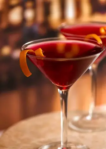 Công Thức Pha Cocktail Cosmopolitan Chuẩn Iba: Cách Làm Chi Tiết, Nguyên Liệu & Mẹo Hay 1 Công Thức Pha Cocktail Cosmopolitan Chuẩn Iba: Cách Làm Chi Tiết, Nguyên Liệu & Mẹo Hay