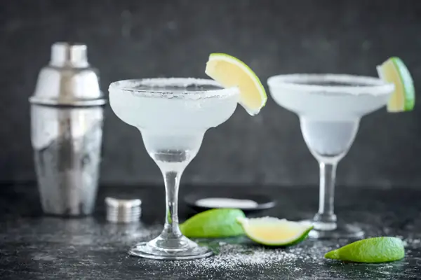 Tổng Hợp 30+ Công Thức Cocktail Đơn Giản Dễ Làm Tại Nhà Cho Người Mới Bắt Đầu