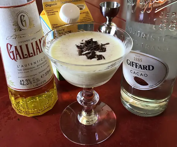 Cách Pha Cocktail Golden Cadillac Chuẩn Vị: Công Thức Nguyên Liệu Và Các Bước Thực Hiện