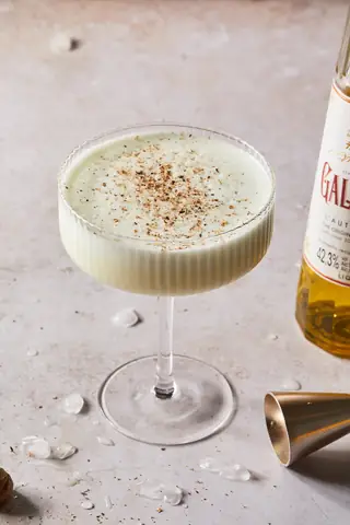 Cách Pha Cocktail Golden Cadillac Chuẩn Vị: Công Thức Nguyên Liệu Và Các Bước Thực Hiện