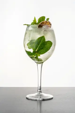 Cách Pha Cocktail Hugo Chuẩn Vị Ý: Công Thức Hugo Spritz Đơn Giản Tại Nhà