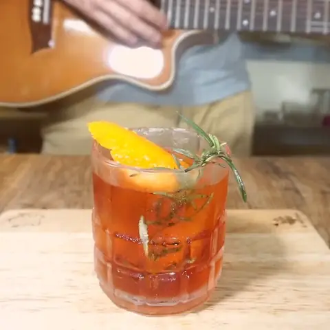 Cách Làm Cocktail Negroni Chuẩn Vị Ý: Công Thức 1:1:1, Nguyên Liệu & Mẹo Pha Chế Tại Nhà