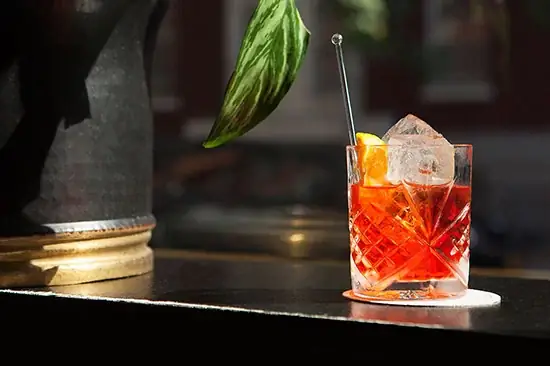 Cách Làm Cocktail Negroni Chuẩn Vị Ý: Công Thức 1:1:1, Nguyên Liệu & Mẹo Pha Chế Tại Nhà