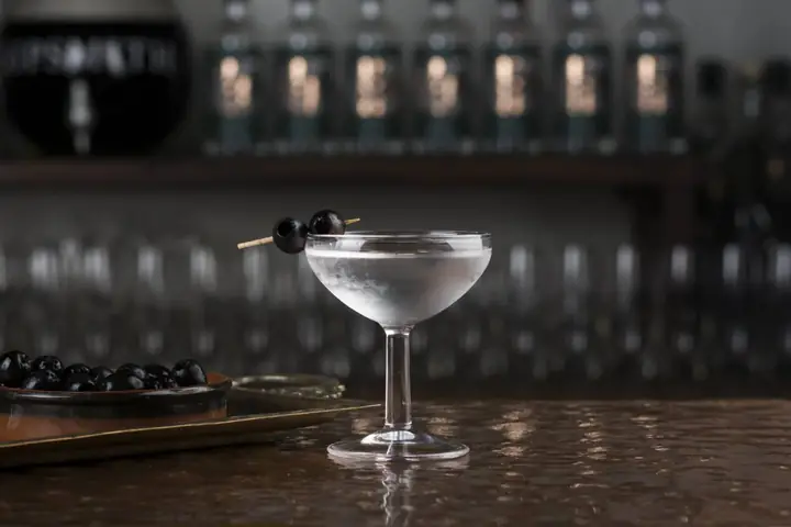 Cách Làm Cocktail Silver Bullet Chuẩn Vị: Công Thức Gin, Kummel & Nước Chanh Đơn Giản Tại Nhà