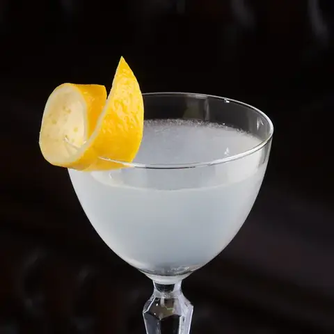 Cách Làm Cocktail Silver Bullet Chuẩn Vị: Công Thức Gin, Kummel & Nước Chanh Đơn Giản Tại Nhà