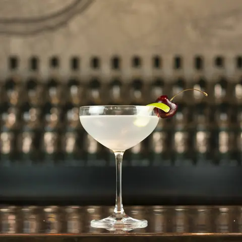 Cách Làm Cocktail Silver Bullet Chuẩn Vị: Công Thức Gin, Kummel & Nước Chanh Đơn Giản Tại Nhà