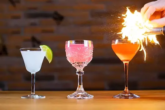 Lịch Sử Cocktail Cosmopolitan: Ai Thực Sự Phát Minh Ra Nó Và Nó Trở Nên Nổi Tiếng Thế Nào?