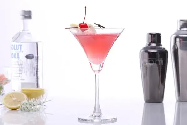 Cosmopolitan Cocktail Là Gì? Công Thức Pha Chuẩn, Nguyên Liệu, Lịch Sử & Mẹo Hay