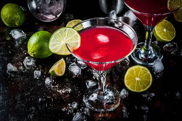 Cosmopolitan Cocktail Là Gì? Công Thức Pha Chuẩn, Nguyên Liệu, Lịch Sử & Mẹo Hay