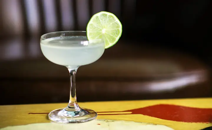 Cách Làm Cocktail Daiquiri Cổ Điển Chuẩn Vị: Công Thức, Kỹ Thuật & 4 Biến Thể Đáng Thử