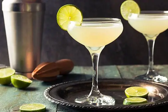 Cách Làm Cocktail Daiquiri Cổ Điển Chuẩn Vị: Công Thức, Kỹ Thuật & 4 Biến Thể Đáng Thử