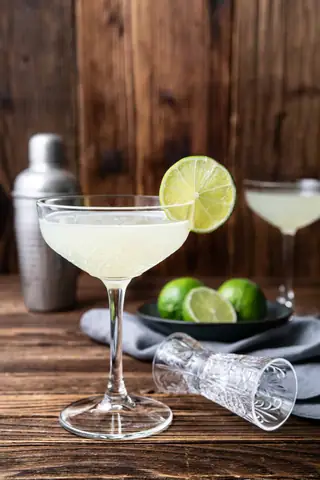 Cách Làm Cocktail Daiquiri Cổ Điển Chuẩn Vị: Công Thức, Kỹ Thuật & 4 Biến Thể Đáng Thử