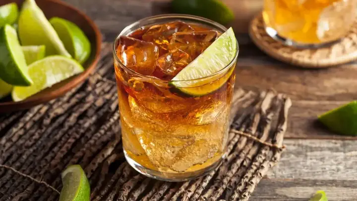 Cách Làm 7+ Cocktail Rum Đen Chanh Đẳng Cấp: Công Thức Chuẩn, Mẹo Pha & Biến Tấu Cách Làm 7+ Cocktail Rum Đen Chanh Đẳng Cấp: Công Thức Chuẩn, Mẹo Pha & Biến Tấu