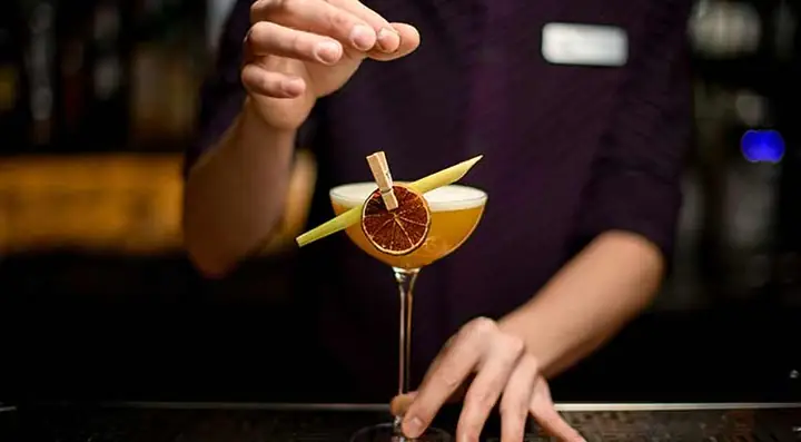 Cách Làm & Mua Trái Cây Sấy Khô Làm Trang Trí Cocktail: Loại Nên Dùng, Quy Trình & Mẹo Bảo Quản