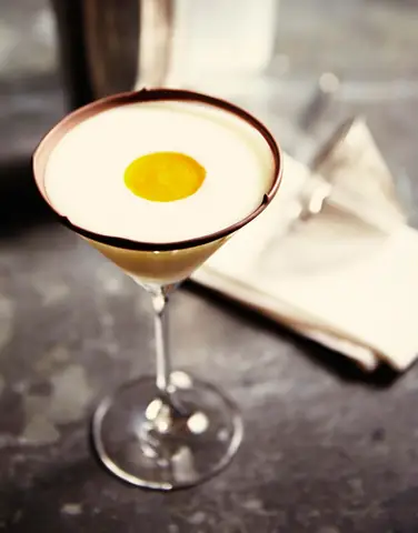 Egg Cocktails: Những Món Cocktail Dùng Trứng Kinh Điển Và Cách Pha Chuẩn Tại Nhà