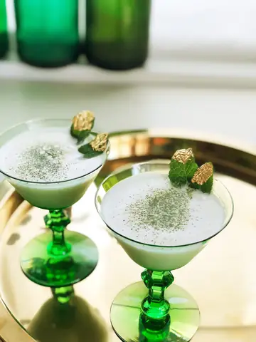 Emerald Cocktail: Cách Pha Chuẩn Vị Biến Thể Manhattan Với Irish Whiskey