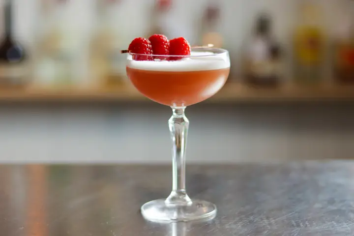 How To Make A French Martini: Classic Recipe, Ingredients & Variations How To Make A French Martini: Classic Recipe, Ingredients & Variations