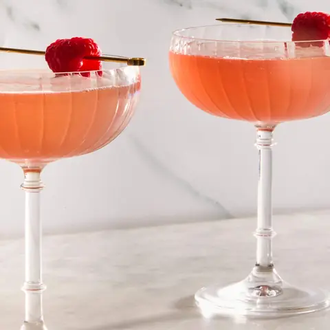 How To Make A French Martini: Classic Recipe, Ingredients & Variations How To Make A French Martini: Classic Recipe, Ingredients & Variations