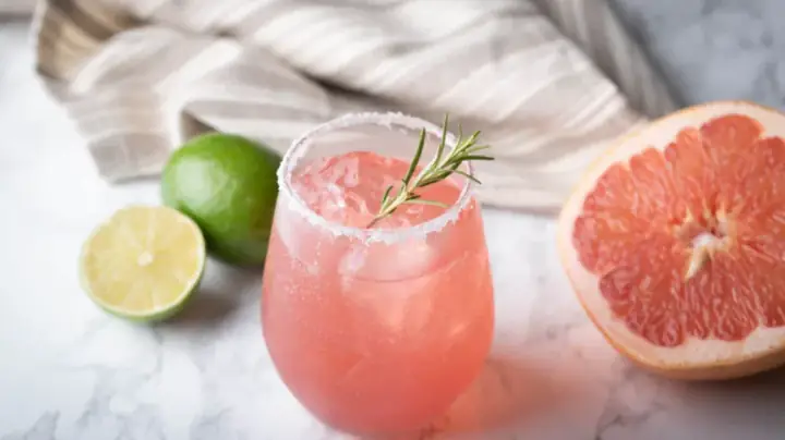 Gin Grapefruit Cocktail: How To Make The Classic Greyhound (plus Easy Variations)