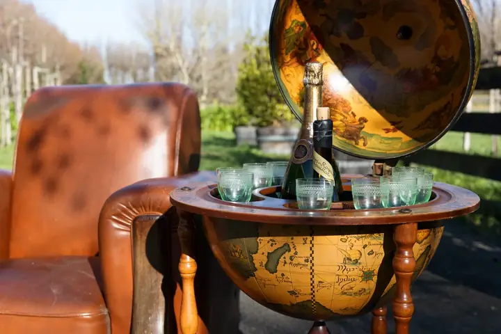 Globe Cocktail Bar Là Gì? Cách Chọn & Mua Tủ Rượu Hình Quả Địa Cầu Cho Ngôi Nhà Bạn