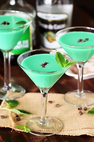 Cách Pha Cocktail Grasshopper (châu Chấu) Chuẩn Iba: Công Thức Gốc, Nguyên Liệu & Mẹo Làm Ngon 1 Cách Pha Cocktail Grasshopper (châu Chấu) Chuẩn Iba: Công Thức Gốc, Nguyên Liệu & Mẹo Làm Ngon