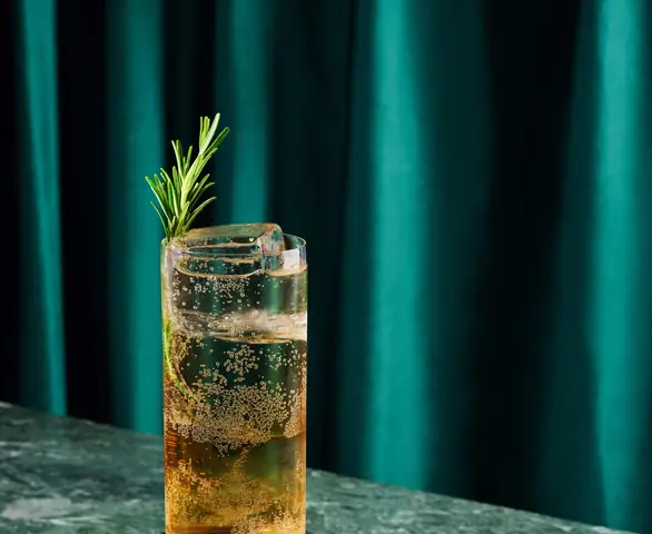 Highball Cocktail Là Gì? Cách Pha Chuẩn, Tỷ Lệ Vàng & 5 Biến Tấu Kinh Điển Dễ Làm Tại Nhà