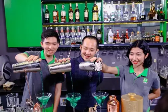 Khóa Học Pha Chế Bartender: Học Gì, Học Phí Bao Nhiêu Và Nên Học Ở Đâu?