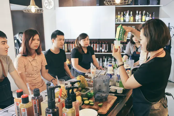Top Khóa Học Pha Chế Cafe Uy Tín Nhất: So Sánh Học Phí, Thời Gian & Chương Trình Cho Người Mới & Mở Quán