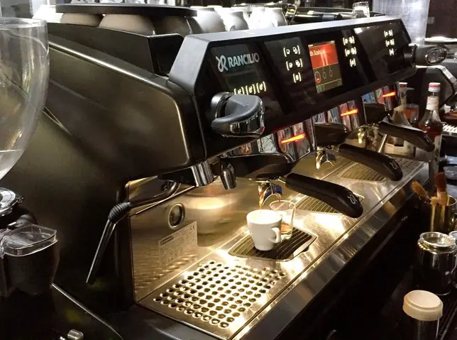 Top Khóa Học Pha Chế Cafe Uy Tín Nhất: So Sánh Học Phí, Thời Gian & Chương Trình Cho Người Mới & Mở Quán