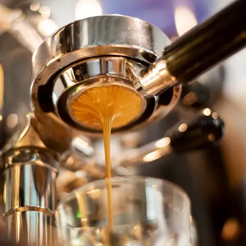 Top Khóa Học Pha Chế Cafe Uy Tín Nhất: So Sánh Học Phí, Thời Gian & Chương Trình Cho Người Mới & Mở Quán