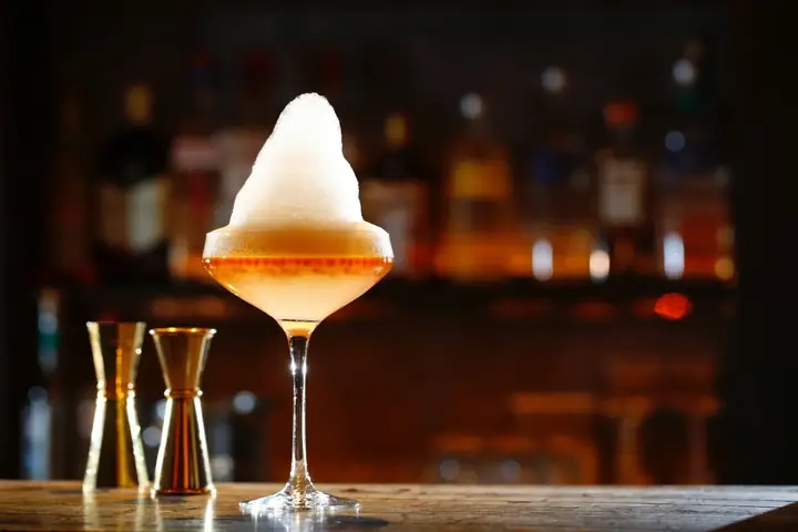 Khám Phá Cốc-tail Hong Kong: Top Quán Bar Tiếng Nổi & Các Công Thức Đồ Uống Đặc Trưng