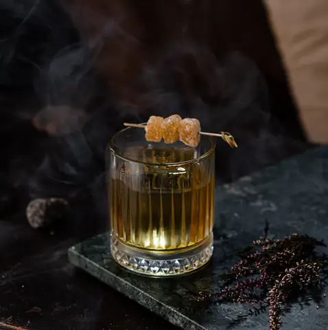Cách Pha Cocktail Với Laphroaig: Những Công Thức Smoky Đơn Giản Cho Bartender Tại Gia