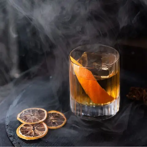 Cách Pha Cocktail Với Laphroaig: Những Công Thức Smoky Đơn Giản Cho Bartender Tại Gia
