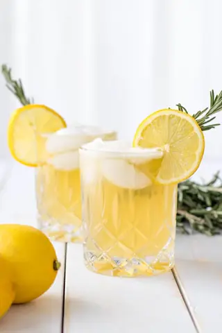 Cách Làm Lemon Twist & Các Kiểu Lemon Garnish Cho Cocktail Tại Nhà