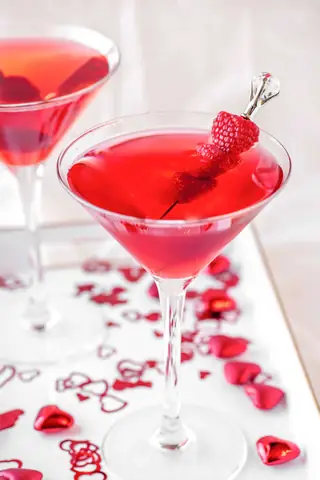 Công Thức Lover's Cocktail Cổ Điển & Top 10+ Cocktail Valentine Lãng Mạn Dễ Làm Tại Nhà