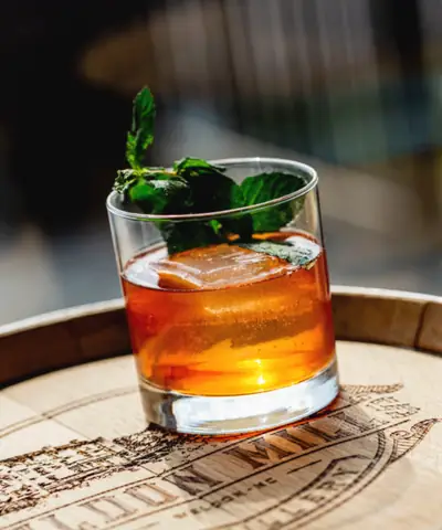 Cách Pha Chế Cocktail Mad Hatter Chuẩn Công Thức Và Các Biến Thể Hấp Dẫn