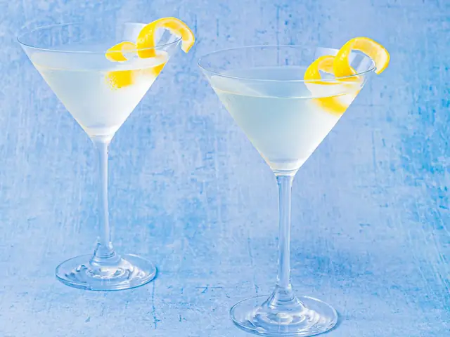 Classic Martini Cocktail Recipe: Gin & Vodka Variations, Ratios & Techniques