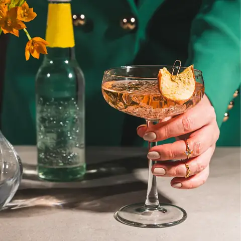 Mixology Cocktails: Hướng Dẫn Nghệ Thuật Pha Chế Và Những Ly Cocktail Kinh Điển Nên Nắm Vững