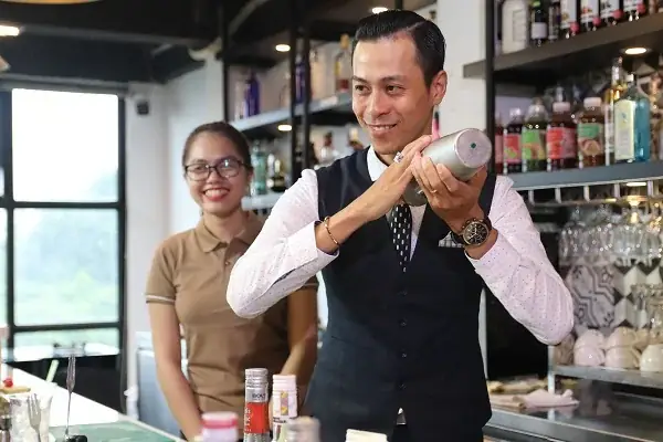 Người Pha Chế Đồ Uống Gọi Là Gì? Phân Biệt Barista Và Bartender Chi Tiết