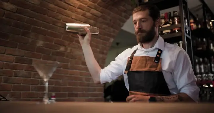 Người Pha Chế Rượu Gọi Là Gì? Định Nghĩa, So Sánh Bartender Vs Barista & Hướng Dẫn Nghề Nghiệp